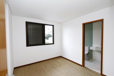 Apartamento à venda com 135m², 4 quartos e 3 vagasQuarto 2 - Suíte