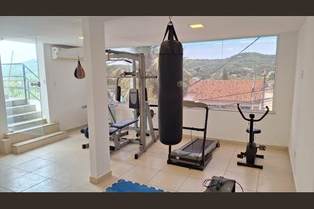 Sala de casa de condomínio à venda com 4 quartos, 470m² em Pendotiba, Niterói