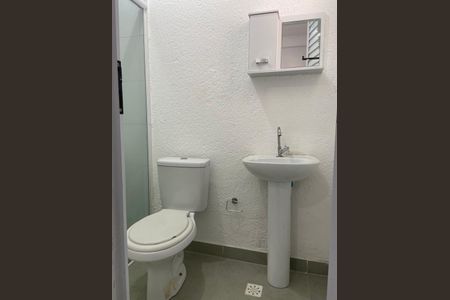 Banheiro de kitnet/studio para alugar com 1 quarto, 10m² em Rio Pequeno, São Paulo