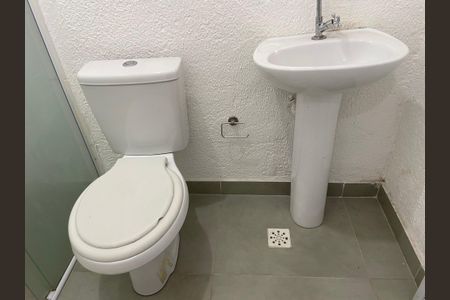 Banheiro  de kitnet/studio para alugar com 1 quarto, 10m² em Rio Pequeno, São Paulo