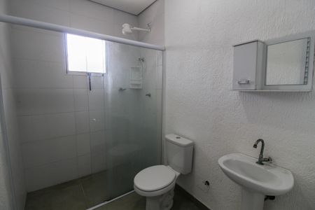 Banheiro de kitnet/studio para alugar com 1 quarto, 20m² em Rio Pequeno, São Paulo
