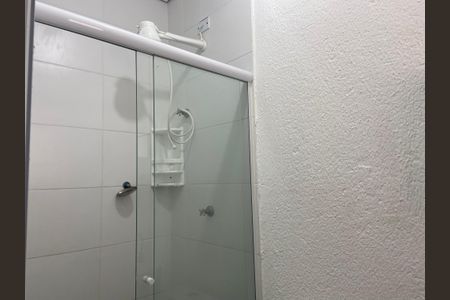 Banheiro  de kitnet/studio para alugar com 1 quarto, 10m² em Rio Pequeno, São Paulo