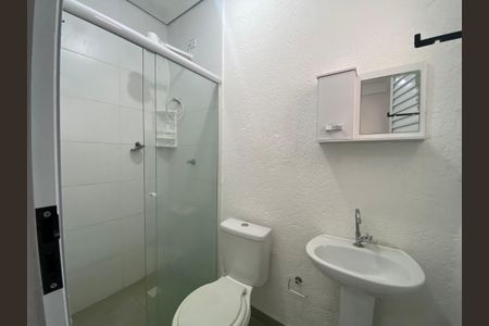 Banheiro  de kitnet/studio para alugar com 1 quarto, 10m² em Rio Pequeno, São Paulo