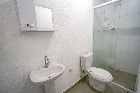 Banheiro de kitnet/studio para alugar com 1 quarto, 10m² em Rio Pequeno, São Paulo