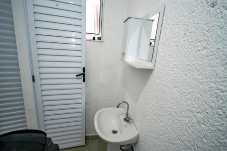 Banheiro de kitnet/studio para alugar com 1 quarto, 10m² em Rio Pequeno, São Paulo