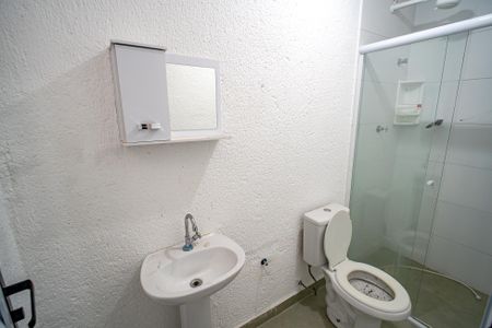 Banheiro de kitnet/studio para alugar com 1 quarto, 10m² em Rio Pequeno, São Paulo