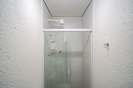 Banheiro de kitnet/studio para alugar com 1 quarto, 10m² em Rio Pequeno, São Paulo