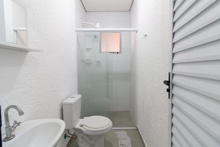 Banheiro de kitnet/studio para alugar com 1 quarto, 20m² em Rio Pequeno, São Paulo