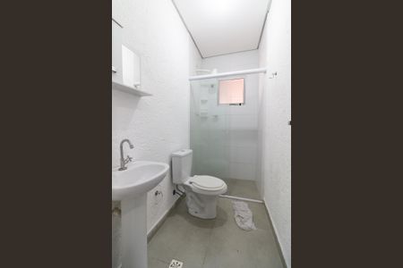 Banheiro de kitnet/studio para alugar com 1 quarto, 20m² em Rio Pequeno, São Paulo