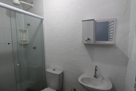 Banheiro de kitnet/studio para alugar com 1 quarto, 10m² em Rio Pequeno, São Paulo
