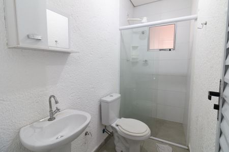 Banheiro de kitnet/studio para alugar com 1 quarto, 12m² em Rio Pequeno, São Paulo