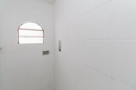Banheiro de casa para alugar com 2 quartos, 55m² em Jardim Fontalis, São Paulo
