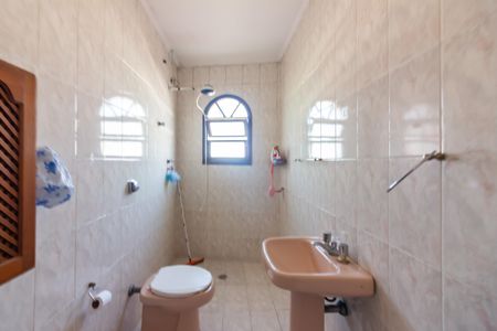 Casa à venda com 300m², 3 quartos e 7 vagasBanheiro da Suíte 2