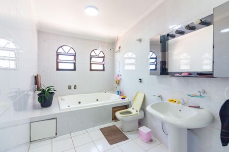 Casa à venda com 300m², 3 quartos e 7 vagasBanheiro da Suíte