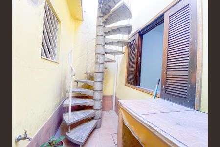 Casa para alugar com 78m², 2 quartos e sem vagaEscadas