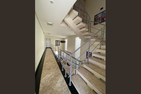 Escada de casa para alugar com 4 quartos, 230m² em Suru, Barueri