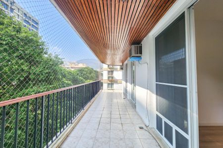 Apartamento à venda com 89m², 2 quartos e 1 vaga Apartamento à venda com 89m², 2 quartos e 1 vagaVaranda