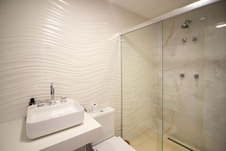 Apartamento para alugar com 145m², 3 quartos e 2 vagas Apartamento para alugar com 145m², 3 quartos e 2 vagasBanheiro Suíte 2
