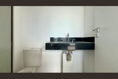 Banheiro de kitnet/studio para alugar com 1 quarto, 27m² em Pinheiros, São Paulo