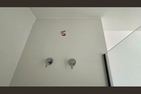 Banheiro de kitnet/studio para alugar com 1 quarto, 27m² em Pinheiros, São Paulo