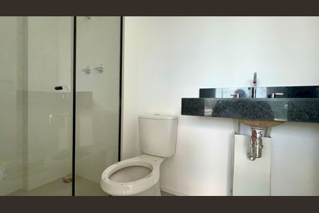 Banheiro de kitnet/studio para alugar com 1 quarto, 27m² em Pinheiros, São Paulo