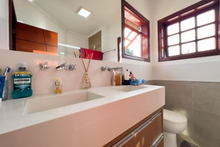 Casa de condomínio para alugar com 305m², 3 quartos e 5 vagasBanheiro da Suíte 1