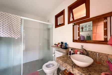 Casa de condomínio para alugar com 305m², 3 quartos e 5 vagasBanheiro da piscina