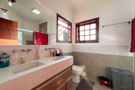 Casa de condomínio para alugar com 305m², 3 quartos e 5 vagasBanheiro da Suíte 1