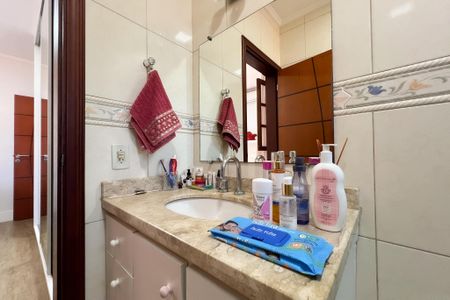 Casa de condomínio para alugar com 305m², 3 quartos e 5 vagasBanheiro da Suíte 2