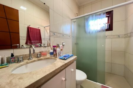 Casa de condomínio para alugar com 305m², 3 quartos e 5 vagasBanheiro da Suíte 2