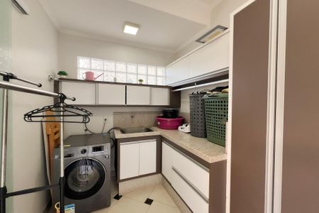 Casa de condomínio para alugar com 305m², 3 quartos e 5 vagasÁrea de Serviço