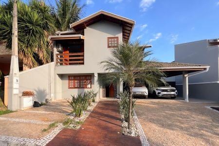 Casa de condomínio para alugar com 305m², 3 quartos e 5 vagasFachada