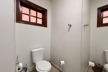 Casa de condomínio para alugar com 305m², 3 quartos e 5 vagasLavabo