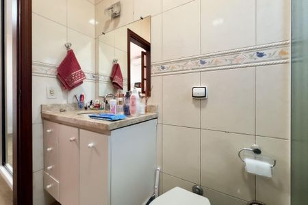 Casa de condomínio para alugar com 305m², 3 quartos e 5 vagasBanheiro da Suíte 2