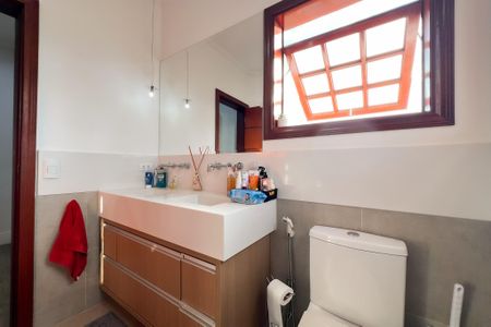 Casa de condomínio para alugar com 305m², 3 quartos e 5 vagasBanheiro da Suíte 1