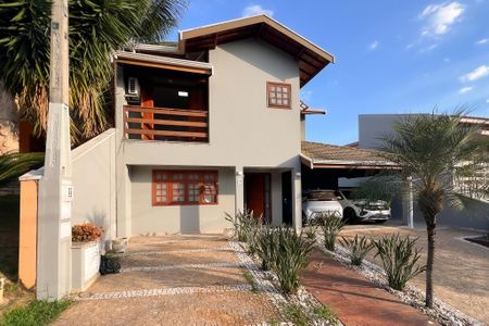Casa de condomínio para alugar com 305m², 3 quartos e 5 vagasFachada