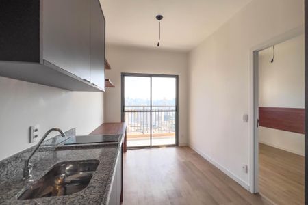 Sala e cozinha de apartamento para alugar com 1 quarto, 28m² em Liberdade, São Paulo