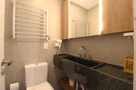 Banheiro de kitnet/studio para alugar com 1 quarto, 21m² em Indianópolis, São Paulo