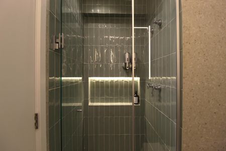 Banheiro de kitnet/studio para alugar com 1 quarto, 21m² em Indianópolis, São Paulo