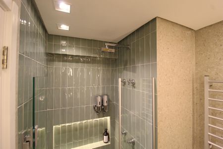 Banheiro de kitnet/studio para alugar com 1 quarto, 21m² em Indianópolis, São Paulo