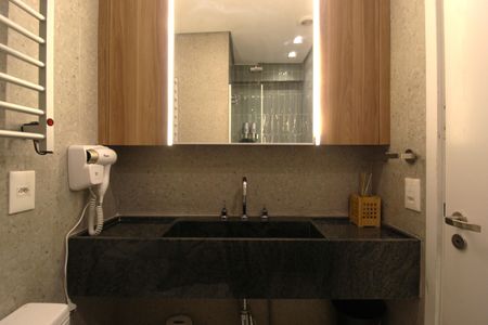 Banheiro de kitnet/studio para alugar com 1 quarto, 21m² em Indianópolis, São Paulo