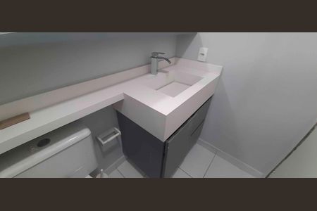 Banheiro social de apartamento à venda com 2 quartos, 50m² em Santa Maria, Osasco
