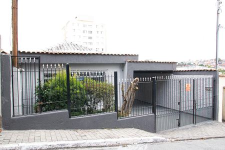 Casa para alugar com 205m², 2 quartos e 2 vagas Casa para alugar com 205m², 2 quartos e 2 vagasFachada