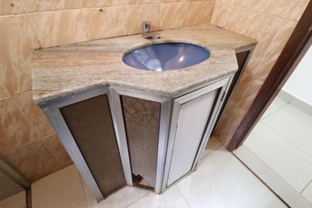 Casa para alugar com 185m², 3 quartos e 2 vagasBanheiro Social