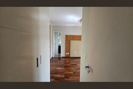 Apartamento à venda com 221m², 3 quartos e 4 vagasEntrada Suite 