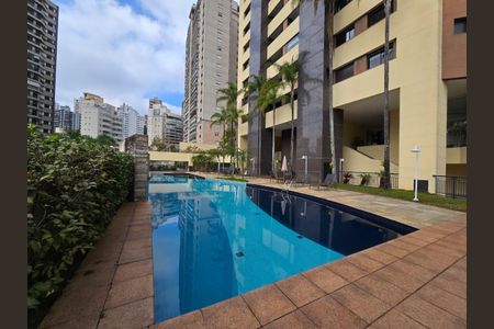 Apartamento à venda com 221m², 3 quartos e 4 vagasÁrea comum - Piscina