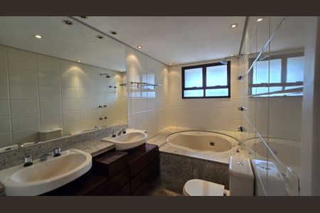 Apartamento à venda com 221m², 3 quartos e 4 vagasBanheiro suite master 