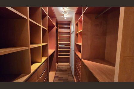 Apartamento à venda com 221m², 3 quartos e 4 vagasCloset