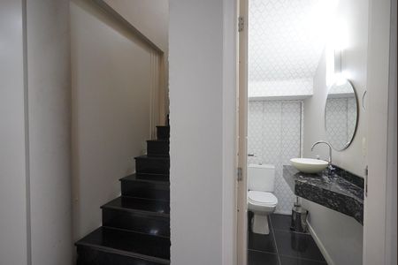 Casa de condomínio para alugar com 223m², 4 quartos e 2 vagasLavabo sala e escada para dormitórios 