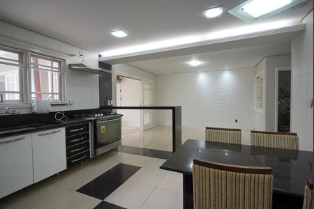 Casa de condomínio para alugar com 223m², 4 quartos e 2 vagasCozinha